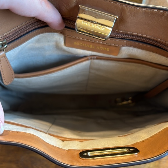 Michael Kors North/South messenger crossbody bag. - Picture 12 of 13